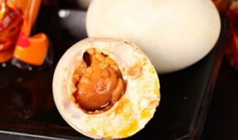 咸蛋黄_咸蛋黄厂家_旦生元-台山佳和食品有限公司-广西海鸭蛋有黑点还能吃吗？